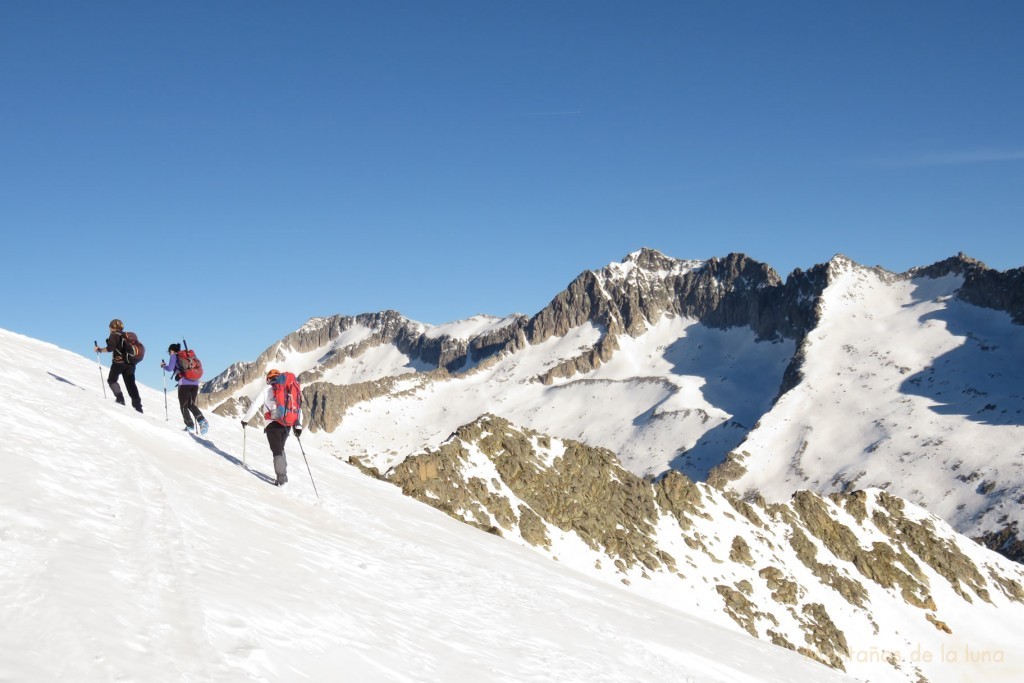 Luis, Dolors y Paco subiendo al Pico de Vallibierna con, de izquierda a derecha: Pico Maldito, Pico del Medio, Coronas, Aneto, Espalda de Aneto, Tempestades y Margalida